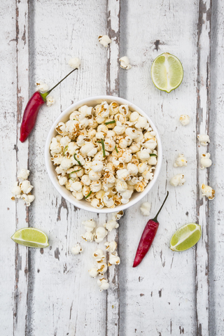 Schale Popcorn mit Chili- und Limettengeschmack, lizenzfreies Stockfoto