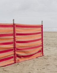 Ein rot gestreifter Windschutz am Cannon Beach an der Küste von Oregon. - MINF00274