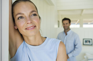 A young couple, a woman and a man at home. - MINF00306