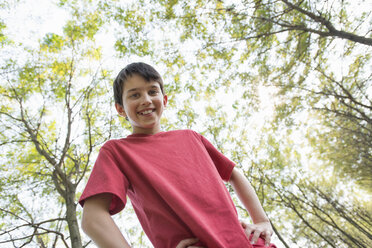 Ein kleiner Junge im Wald, der sich neugierig umsieht. - MINF00352