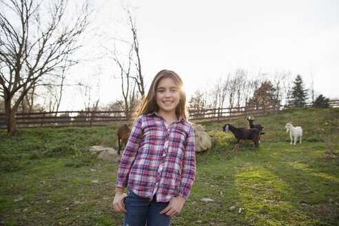 Ein Kind, ein junges Mädchen im Ziegengehege eines Tierheims. - MINF00421