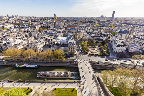 Frankreich, Paris, Stadtzentrum mit Touristenboot auf der Seine, lizenzfreies Stockfoto