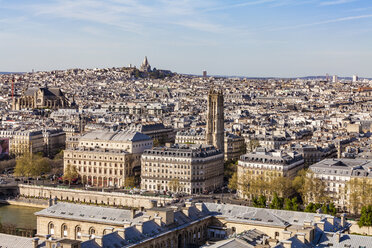 Frankreich, Paris, Stadtzentrum mit Montmarte und Sacre-Coeur-Basilika im Hintergrund - WDF04707