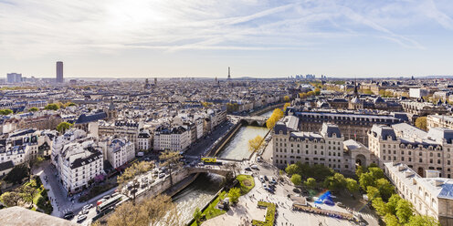 Frankreich, Paris, Stadtzentrum mit Eiffelturm und Tour Montparnasse im Hintergrund - WDF04709