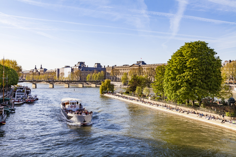 Frankreich, Paris, Touristenboot auf der Seine mit Louvre im Hintergrund, lizenzfreies Stockfoto