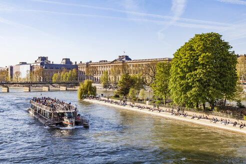 Frankreich, Paris, Touristenboot auf der Seine mit Louvre im Hintergrund - WDF04712