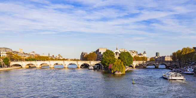 Frankreich, Paris, Pont Neuf und Touristenboot auf der Seine - WDF04713