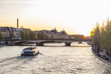 Frankreich, Paris, Pont du Carrousel mit Touristenboot bei Sonnenuntergang - WDF04714