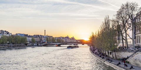 Frankreich, Paris, Pont du Carrousel mit Touristenboot bei Sonnenuntergang, lizenzfreies Stockfoto