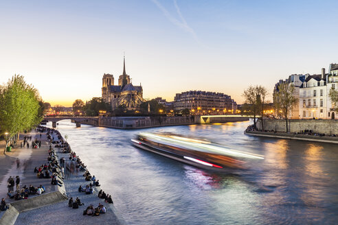 Frankreich, Paris, Touristenboot auf der Seine mit der Kathedrale Notre Dame im Hintergrund - WDF04716