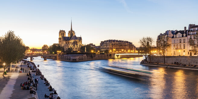 Frankreich, Paris, Touristenboot auf der Seine mit der Kathedrale Notre Dame im Hintergrund - WDF04717