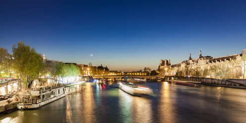 Frankreich, Paris, Pont du Carrousel mit Touristenbooten bei Nacht - WDF04719