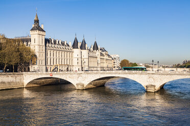 Frankreich, Paris, Palais de Justice und Pont au Change - WDF04721