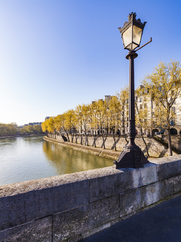 Frankreich, Paris, Straßenlaterne auf der Pont Marie, lizenzfreies Stockfoto