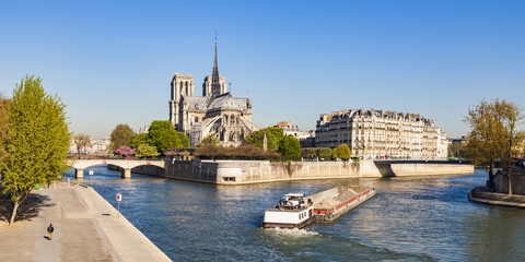 Frankreich, Paris, Kathedrale Notre Dame und Frachtschiff auf der Seine, lizenzfreies Stockfoto