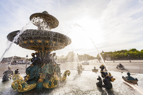 Frankreich, Paris, Springbrunnen auf der Place de la Concorde - WDF04730