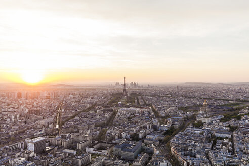 Frankreich, Paris, Stadt mit Eiffelturm bei Sonnenuntergang - WDF04737