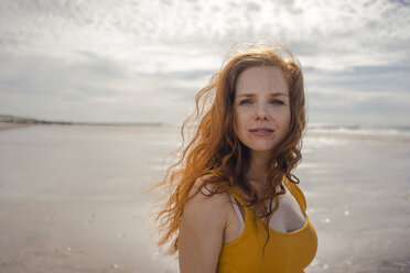 Niederlande, Zeeland, Porträt einer rothaarigen Frau am Strand - KNSF04190