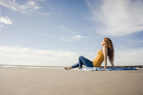 Niederlande, Zeeland, rothaarige Frau entspannt sich am Strand - KNSF04193