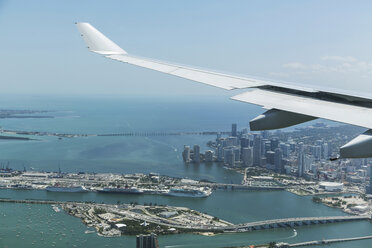 Flugzeugflügel über Miami, Florida, USA - CUF43551