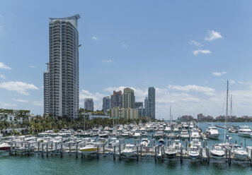 Vertäute Yachten und Eigentumswohnungen in Miami Beach South Pointe, Florida, USA - CUF43552