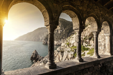 Blick aufs Meer durch Bögen, Portovenere, Cinque Terre, Ligurien, Italien - CUF43554