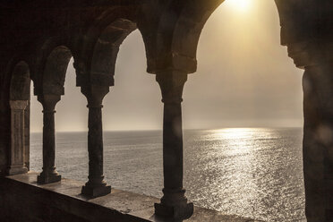 Sonnenlicht auf dem Meer, durch Bögen gesehen, Portovenere, Cinque Terre, Ligurien, Italien - CUF43555