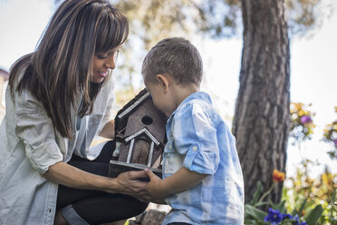 A child and adult looking at a bug box. - MINF00483