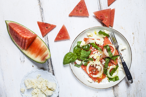 Wassermelonensalat mit Zwiebeln, Feta und Basilikum, lizenzfreies Stockfoto
