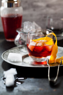 Negroni mit Orangenschalen und Eiswürfeln - SBDF03681