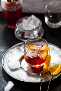 Negroni mit Orangenschalen und Eiswürfeln - SBDF03682