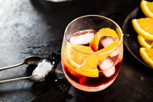 Negroni with orange peel and ice cubes - SBDF03683