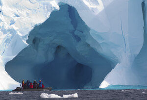 Boot und Eisberg, Eisscholle im Südpolarmeer, 180 Meilen nördlich der Ostantarktis, Antarktis - CUF43596