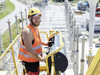 Arbeiter auf einer Baustelle beim Navigieren eines Aufzugs - CVF00977