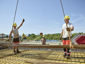 Arbeiter auf der Baustelle bereiten Eisenstangen vor - CVF00981