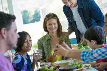 Eine Familienfeier an einem Tisch in einem Café, Erwachsene und Kinder. - MINF00637