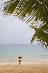 Eine junge Frau an einem abgelegenen Strand auf der Halbinsel Samana in der Dominikanischen Republik. - MINF00702