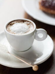 Eine Tasse Kaffee in einer weißen Porzellantasse, ein schaumiges Kaffeegetränk. - MINF00755