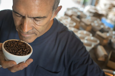 Das Probenahmeverfahren in einer Kaffeeaufbereitungsanlage, wo das Personal den Kaffee in kleinen Kannen zubereitet und eine Geschmacksprobe macht, um die Mischung zu testen. - MINF00766