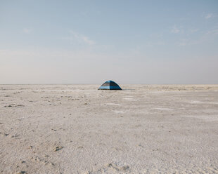 Ein blaues Zelt auf den Bonneville Salt Flats in der Abenddämmerung. - MINF00786