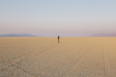 Die Figur eines Mannes in der leeren Wüstenlandschaft der Black Rock Wüste in Nevada. - MINF00794