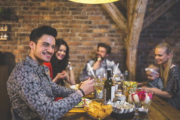 Familie und Freunde beim Abendessen, Essen, Trinken, Spaß haben - AWF00100