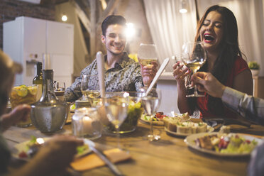 Familie und Freunde beim Abendessen, Essen, Trinken, Spaß haben - AWF00101