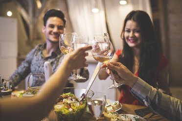 Familie und Freunde beim Abendessen, Essen, Trinken, Spaß haben - AWF00102