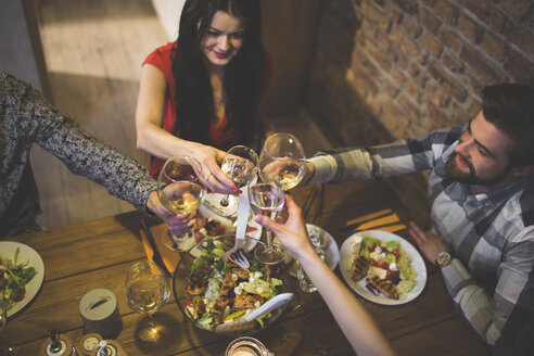 Familie und Freunde beim Abendessen, Essen, Trinken, Spaß haben - AWF00103