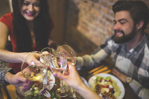 Familie und Freunde beim Abendessen, Essen, Trinken, Spaß haben - AWF00104