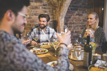 Familie und Freunde beim Abendessen, Essen, Trinken, Spaß haben - AWF00108