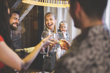 Familie und Freunde beim Abendessen, Essen, Trinken, Spaß haben - AWF00113