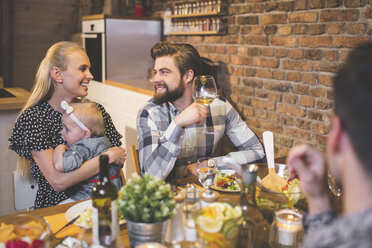 Familie und Freunde beim Abendessen, Essen, Trinken, Spaß haben - AWF00114