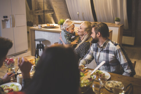 Familie und Freunde beim Abendessen, Essen, Trinken, Spaß haben - AWF00115